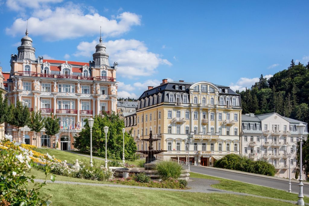 Historická lázeňská budova s růžovou zahradou v Mariánských Lázních