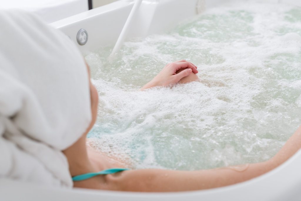 Žena relaxuje v uhličité koupeli – lázeňská procedura pro srdce a cévy