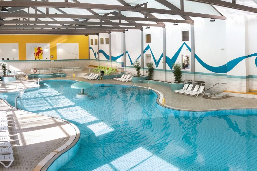 Vnitřní termální bazén s lehátky ve wellness Rogaška Slatina