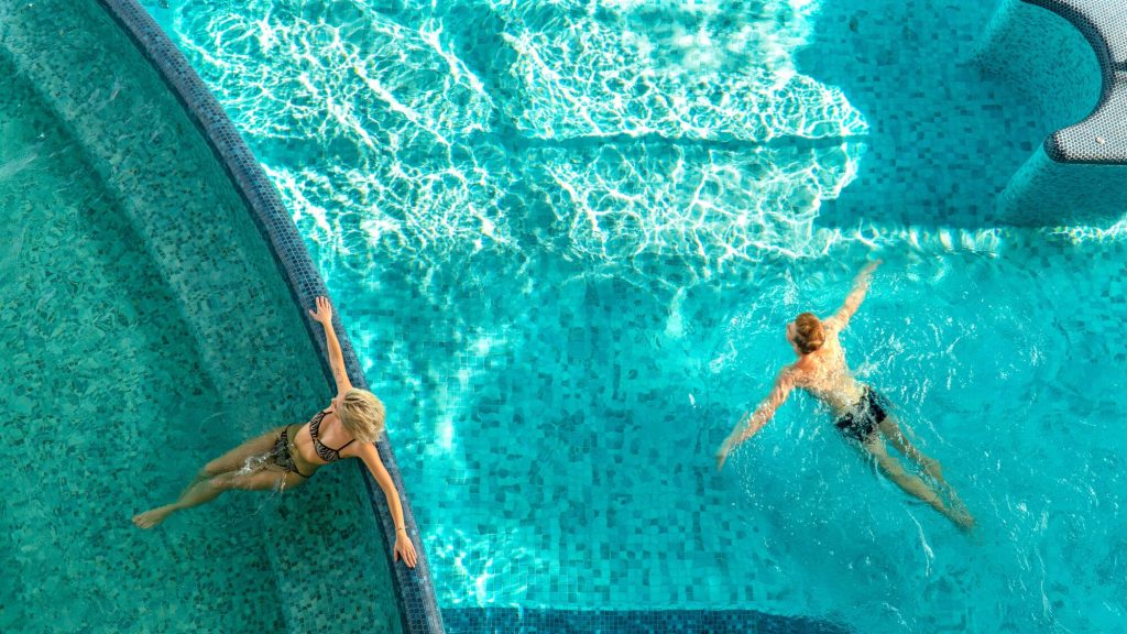Termální bazén ve wellness centru Terme Čatež ve Slovinsku při pohledu shora