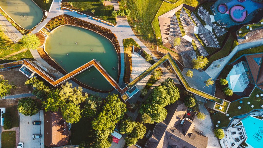 Letecký pohled na termální park Terme Olimia s bazény a lávkami