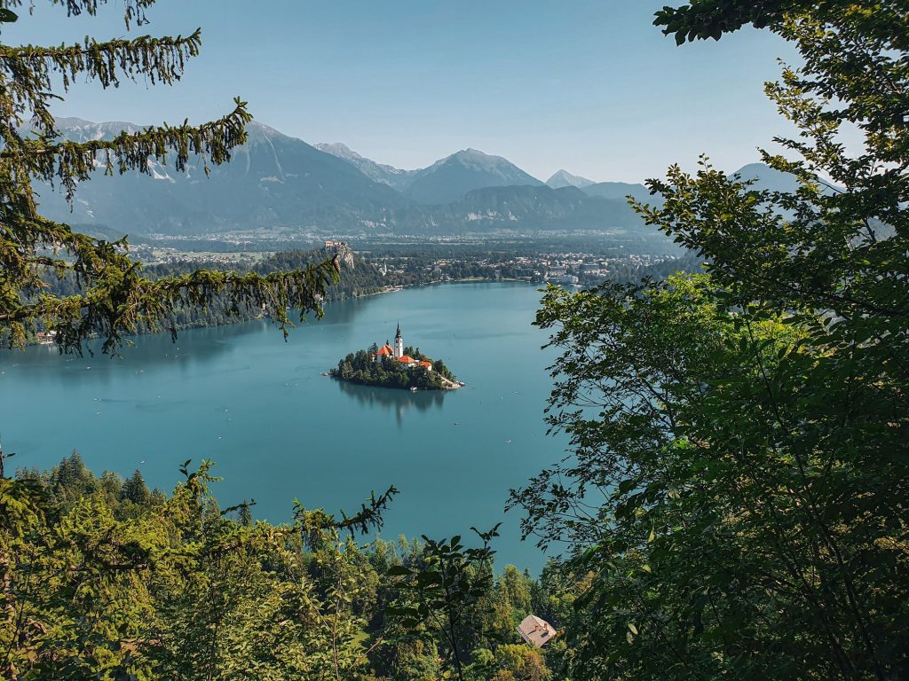 Bledské jezero s ostrovním kostelem a Julskými Alpami v pozadí