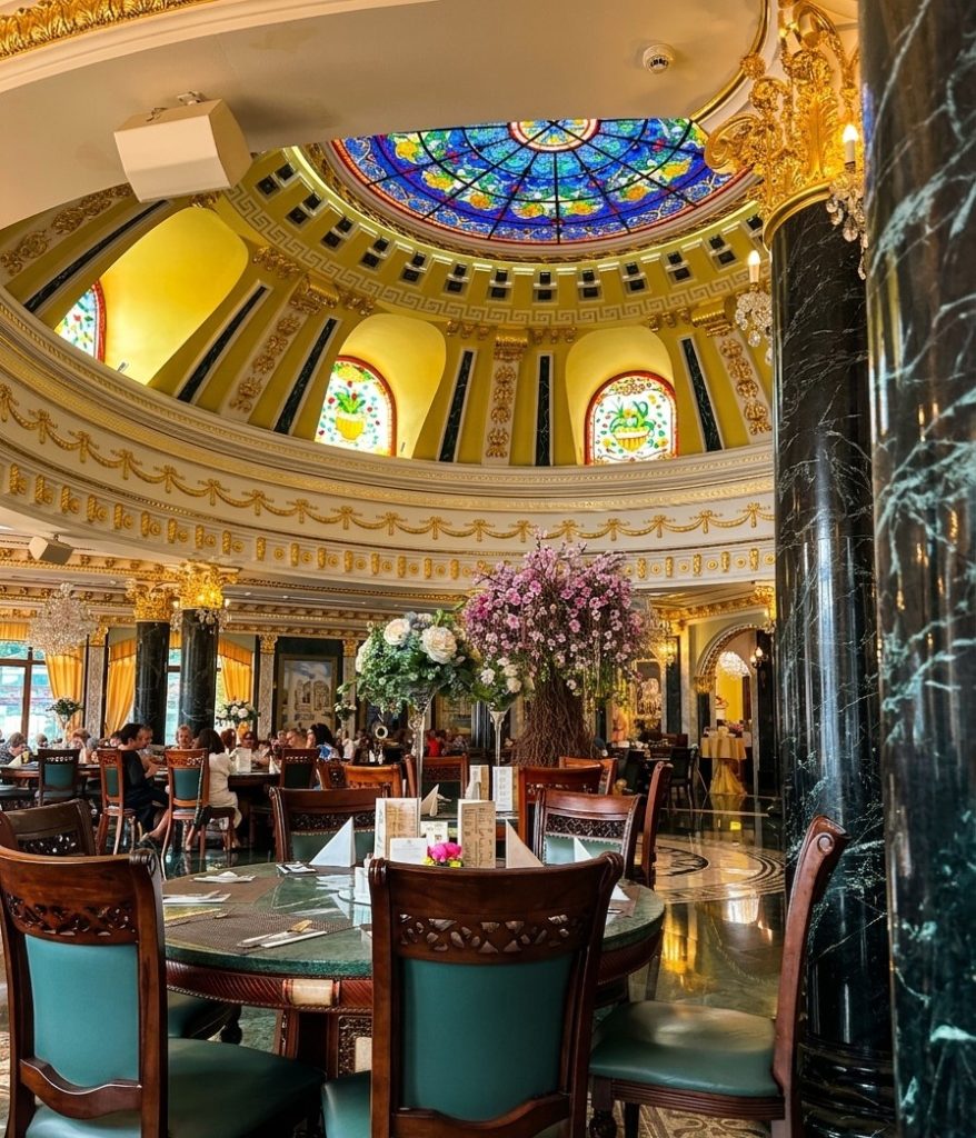 Slavnostní restaurace s prosklenou kupolí, vitrážemi a mramorovými sloupy – Rajecké Teplice
