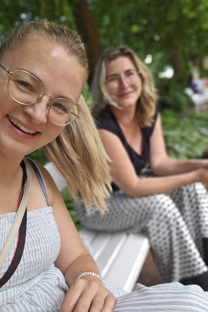 Dvě usměvavé ženy na společné selfie fotce během výletu do Mariánských Lázní