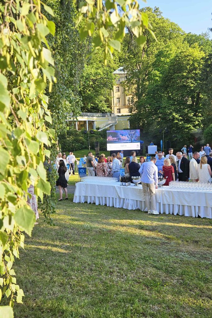 Večerní raut v lázeňském parku v Mariánských Lázních, v pozadí historický lázeňský dům