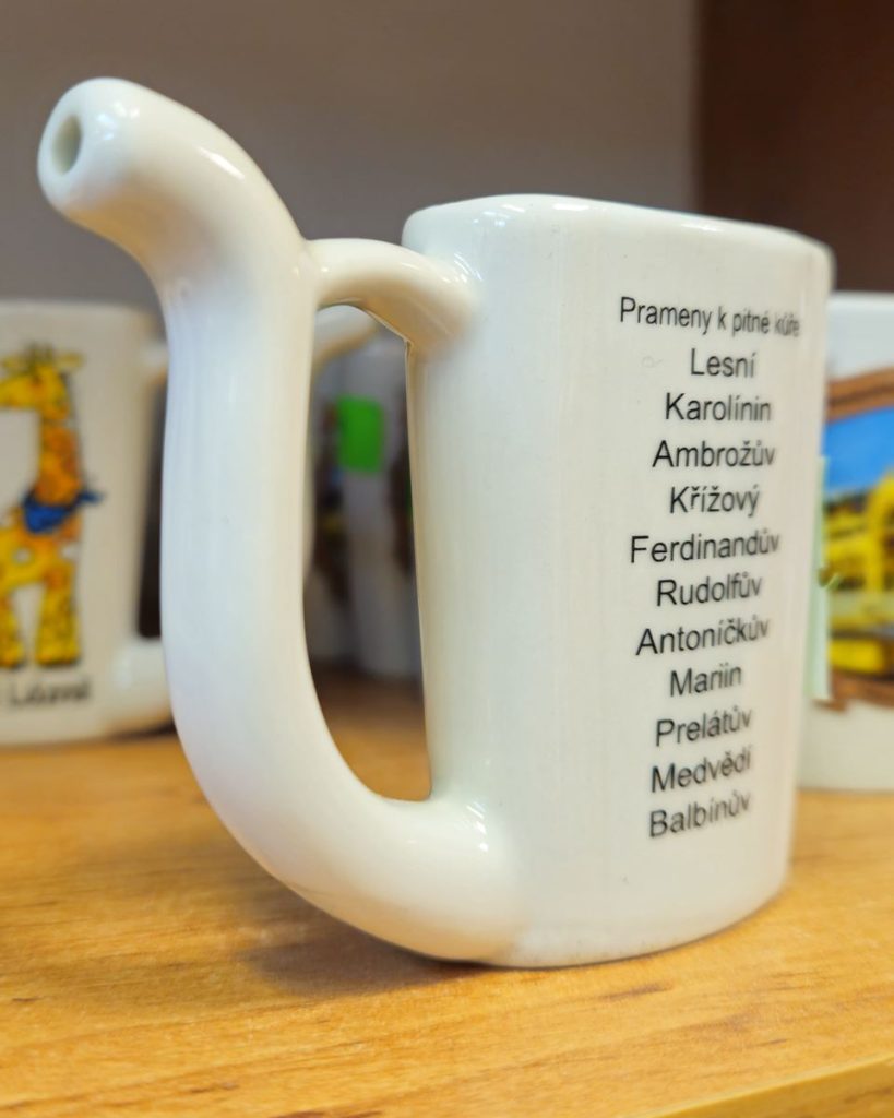 Lázeňský pohárek s vypsanými prameny k pitné kúře v Mariánských Lázních