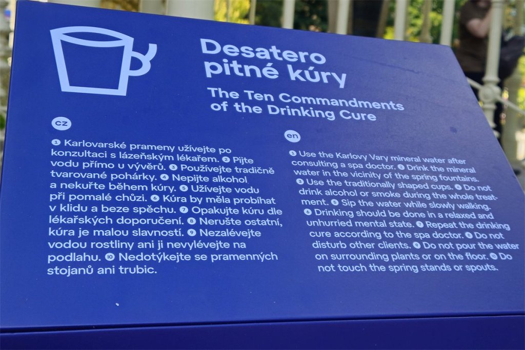 Cedule s desaterem pitné kúry u Sadové kolonády v Karlových Varech