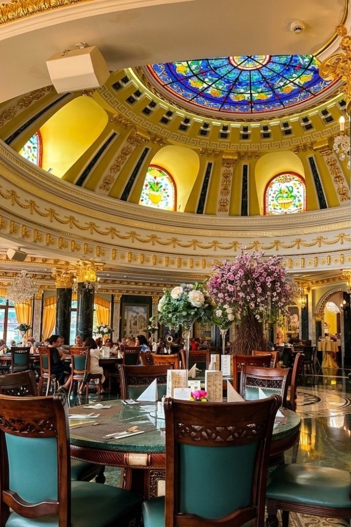 Slavnostní restaurace s prosklenou kupolí, vitrážemi a mramorovými sloupy – Rajecké Teplice