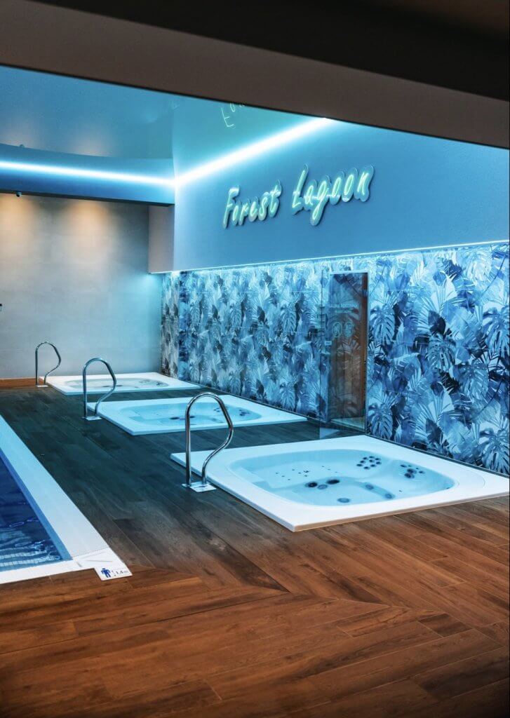 Vířivky ve wellness zóně Forest Lagoon