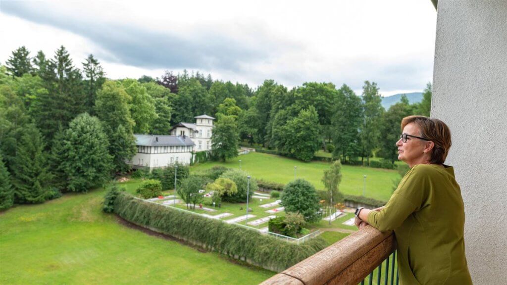 Výhled z balkonu hotelu Nový Dům na park, minigolf a Villu Friedland